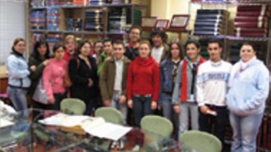 Alumnos del curso de monitores socioculturales visitan las instalaciones de EL PERIODICO