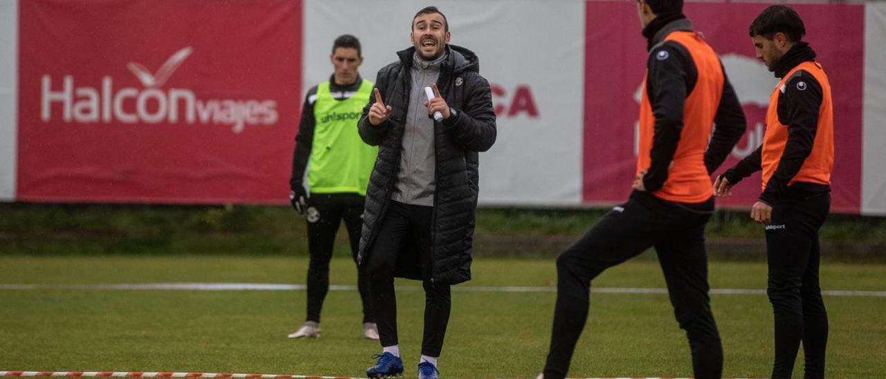 Yago Iglesias, en un entrenamiento en el anexo del Ruta. | E. F.