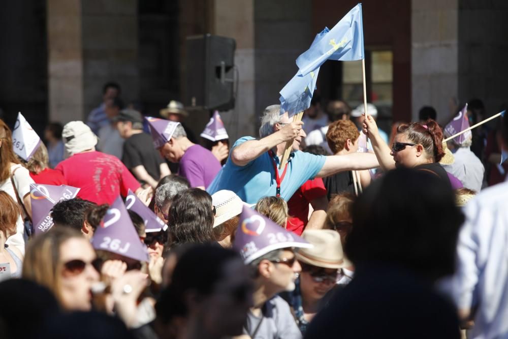 Alberto Garzón en un mitin de Unidos Podemos en la Plaza Mayor de Gijón