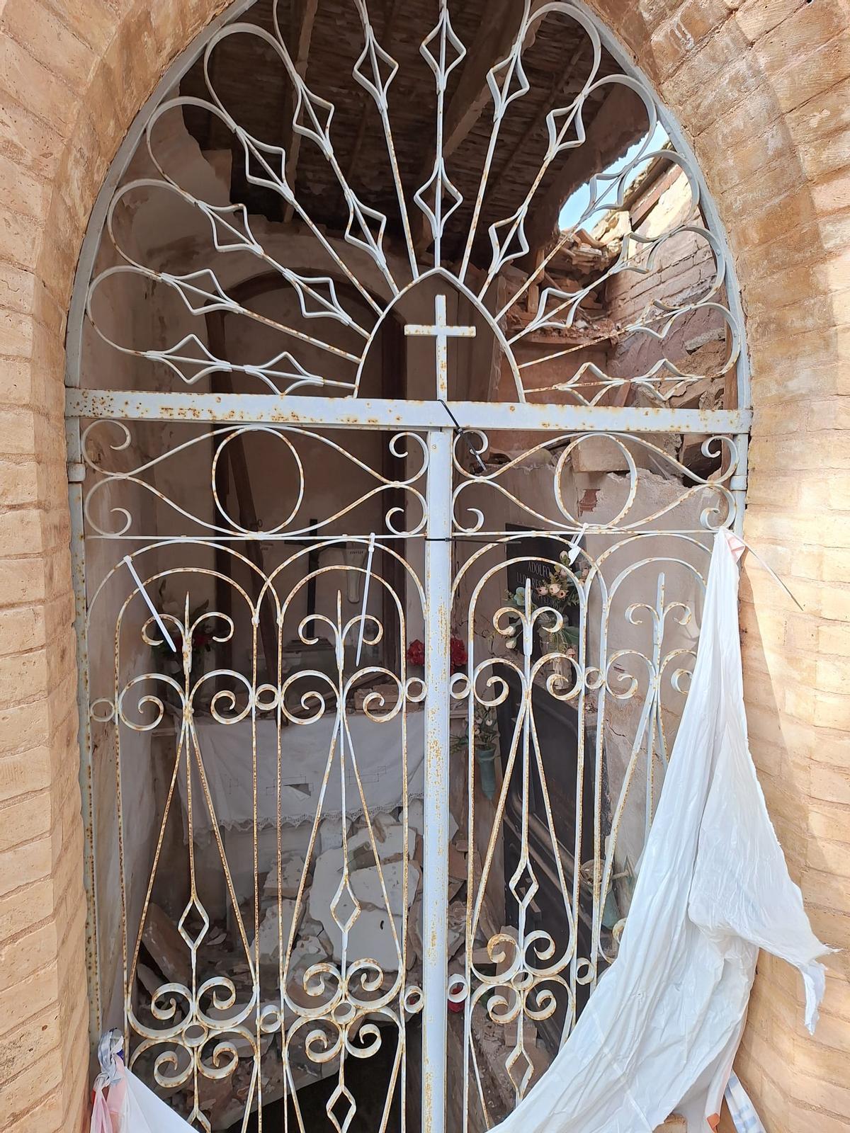 Un panteón particular derruido.