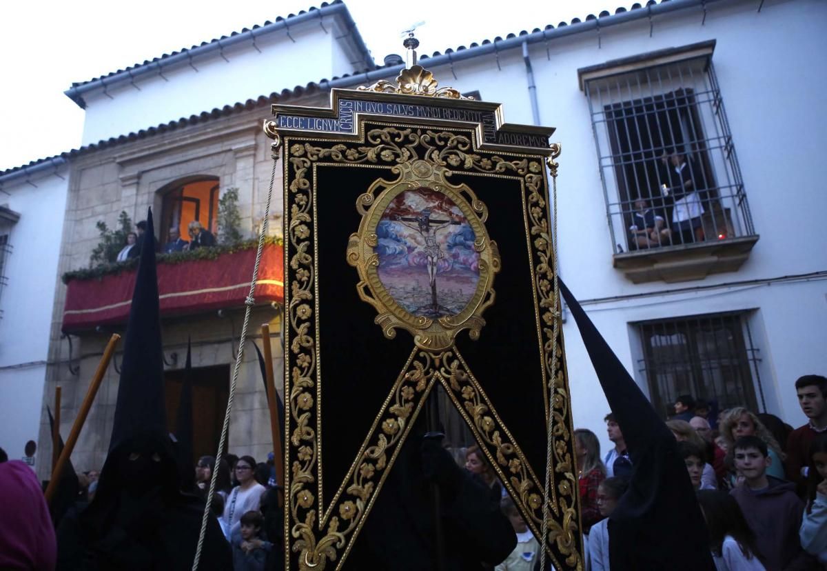 El Vía Crucis pone recogimiento a la noche cordobesa