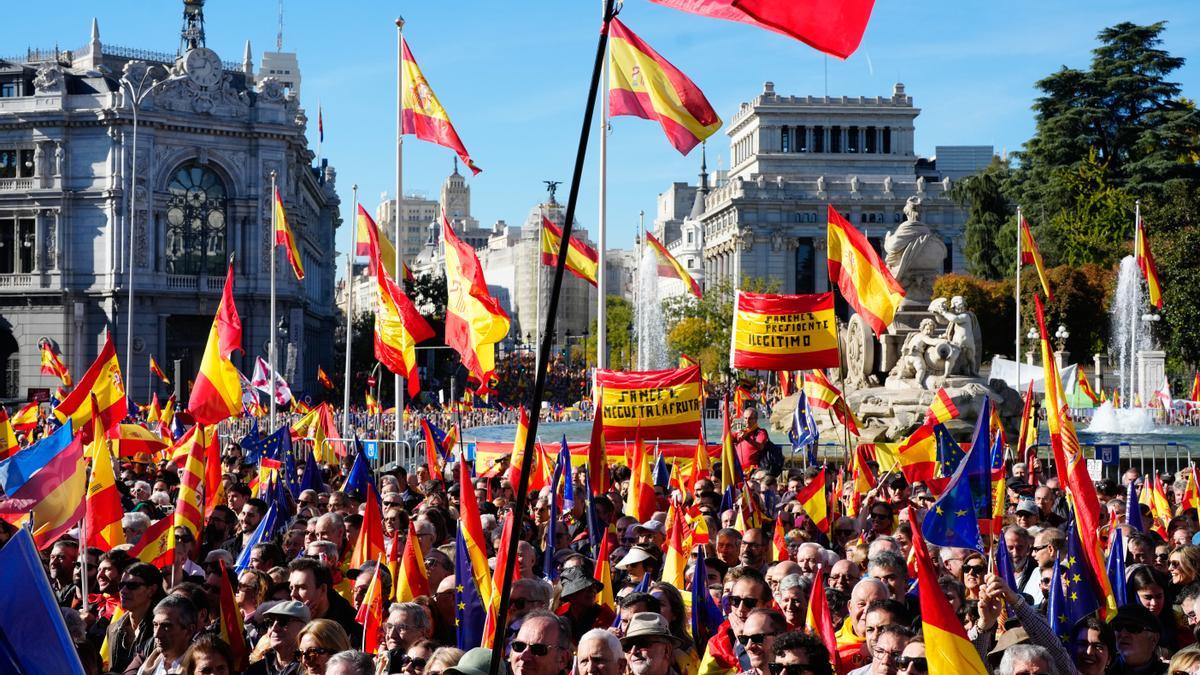 Manifestación multitudinaria contra la amnistía en la Plaza de Cibeles de Madrid