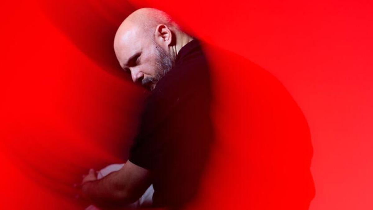 El músico Niño de Elche estrena obra en el mayor concierto del Estudio Inmersivo de A Coruña: "Siempre tengo la sensación de estar empezando"