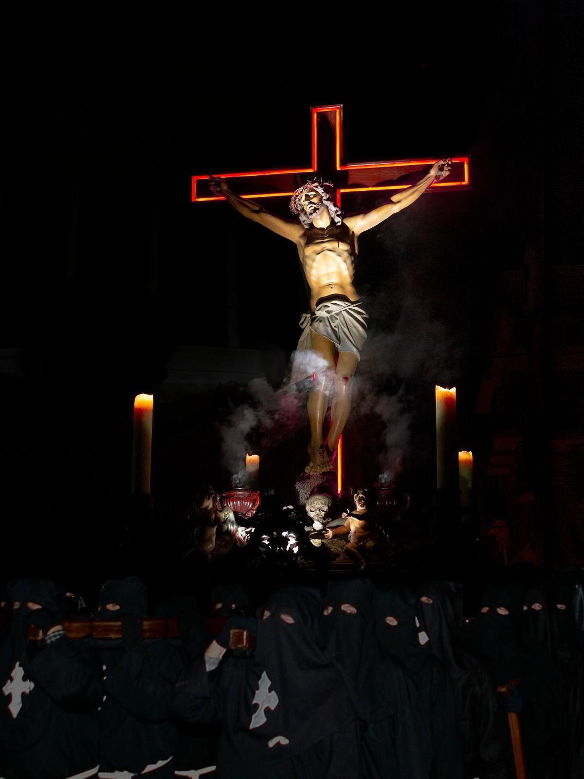 Procesión con el Cristo del Silencio en la noche de Jueves Santo.