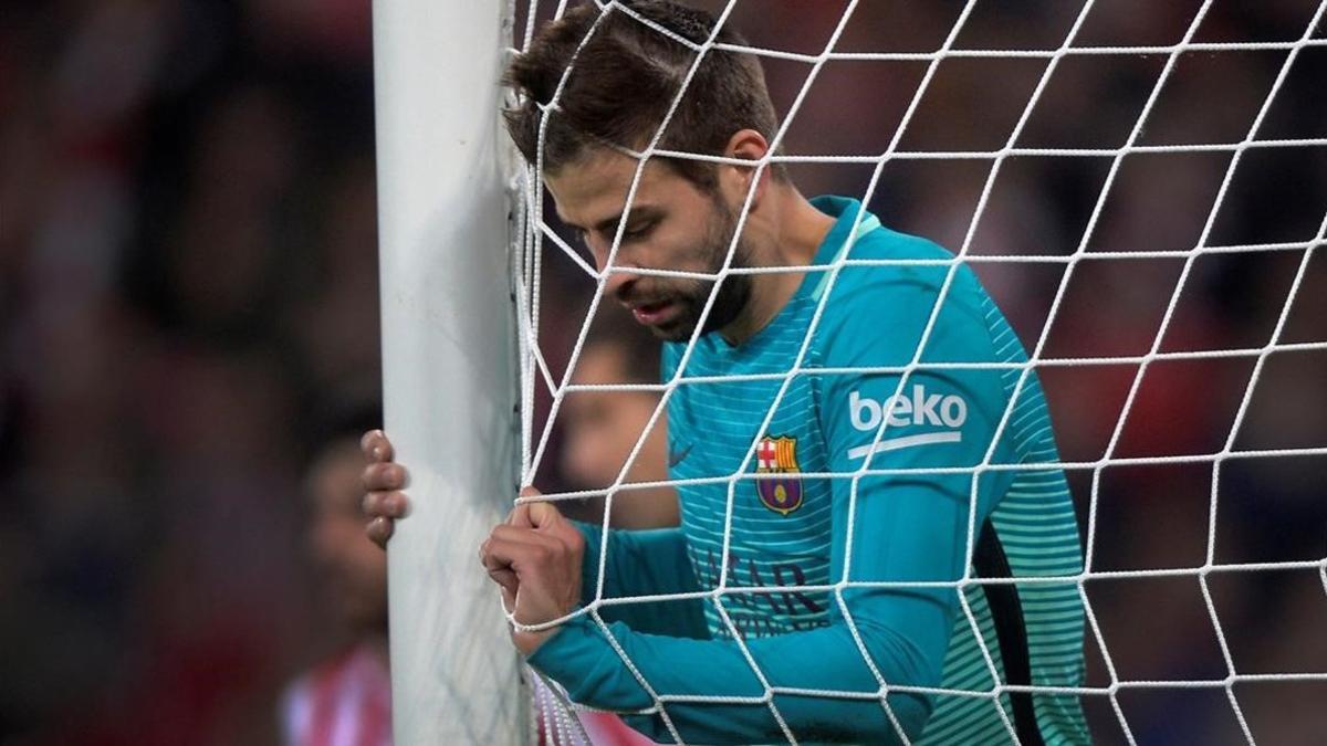 Piqué lamenta un error en el duelo copero con el Athletic en San Mamés.