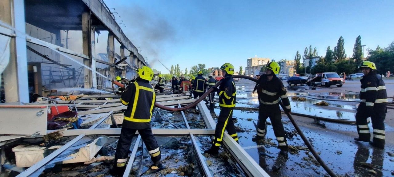 Rusia bombardea un centro comercial en la ciudad ucraniana de Kremenchuk