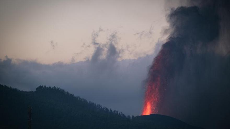 Desalojo de viviendas en La Palma debido a la erupción del volcán