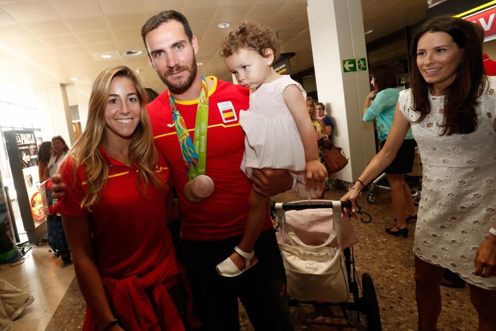 Recepción a Saúl Craviotto y a María López en el Aeropuerto de Asturias