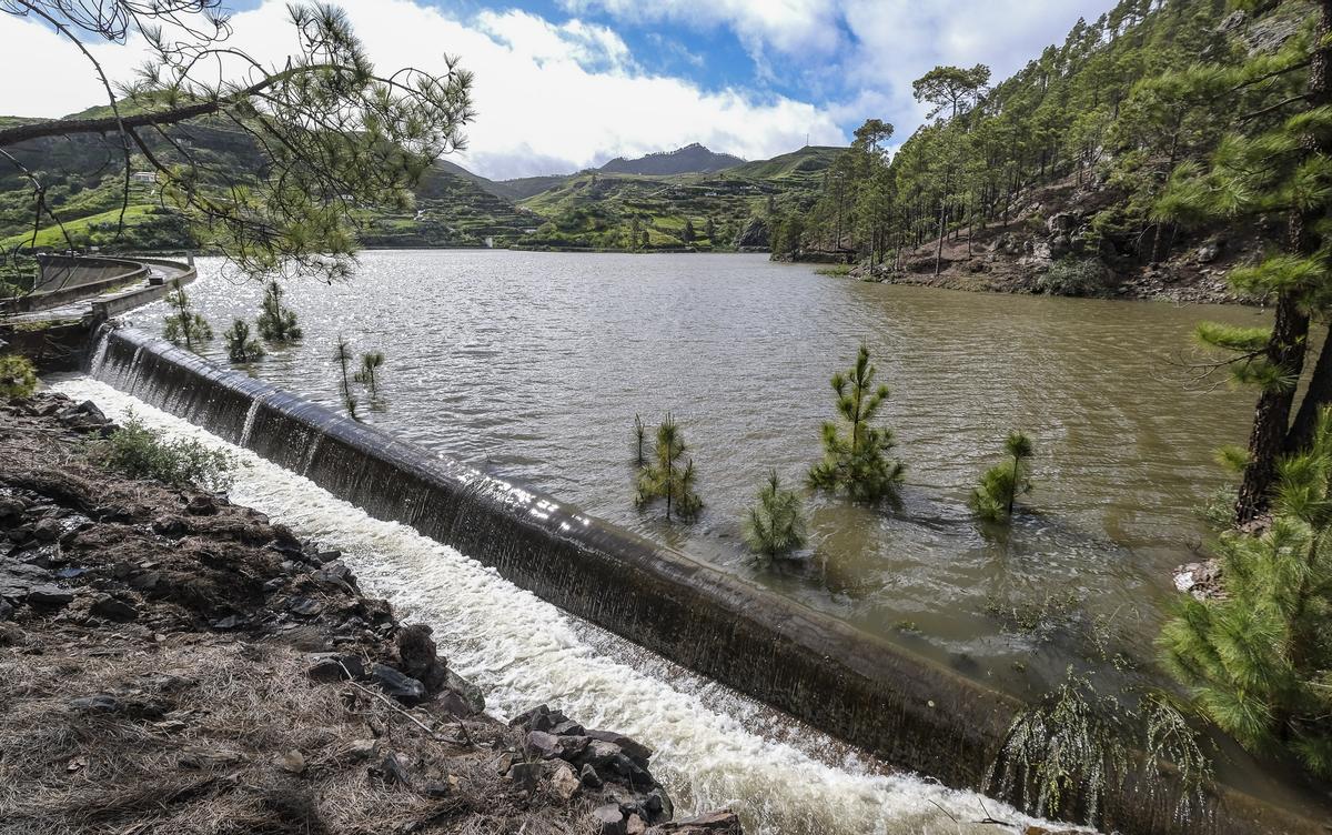 Presa de Las Hoyas rebosando agua.