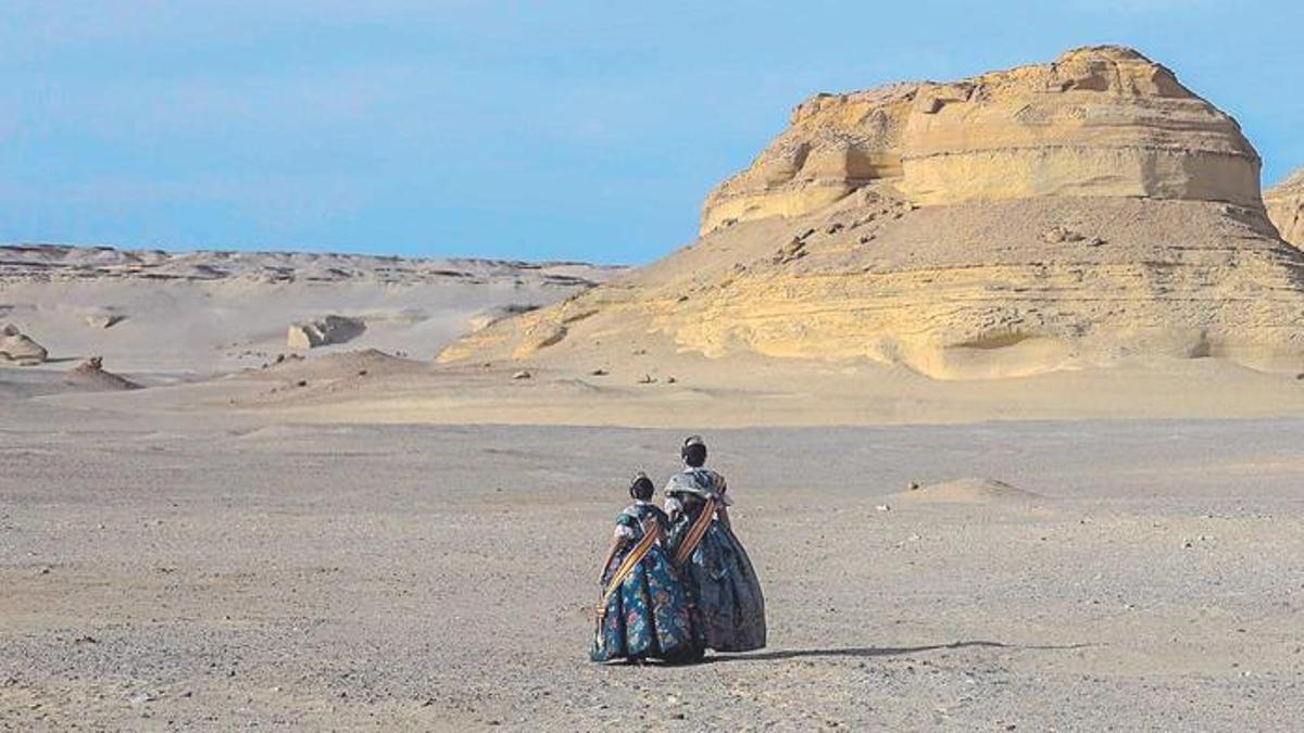 Carmen Prades y Marta Mercader, en la inmesidad de Giza