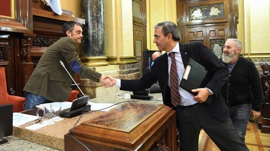 El alcalde y el portavoz del PSOE se dan la mano antes de empezar un pleno.