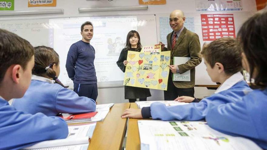 La investigadora Eriko Ota y el profesor Emmanuel Manalo, junto al docente Pablo Menéndez, en una clase del colegio Santa María del Naranco.