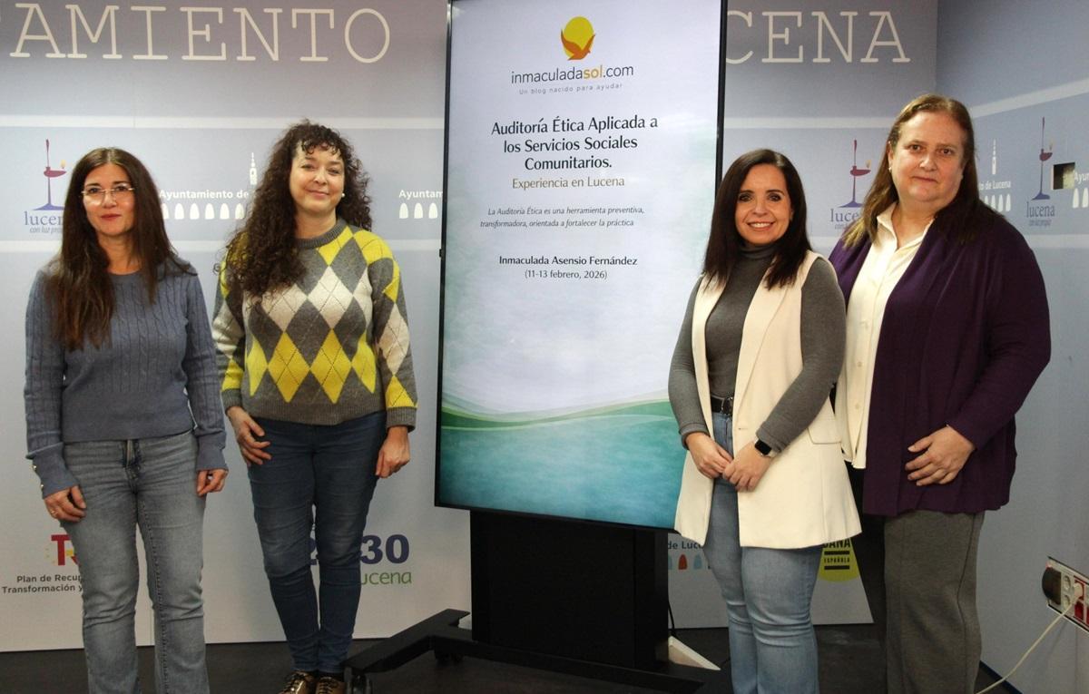 La concejala de Servicios Sociales, Irene Aguilera, y la coordinadora del proyecto, Inmaculada Asensio, con trabajadoras de Servicios Sociales.