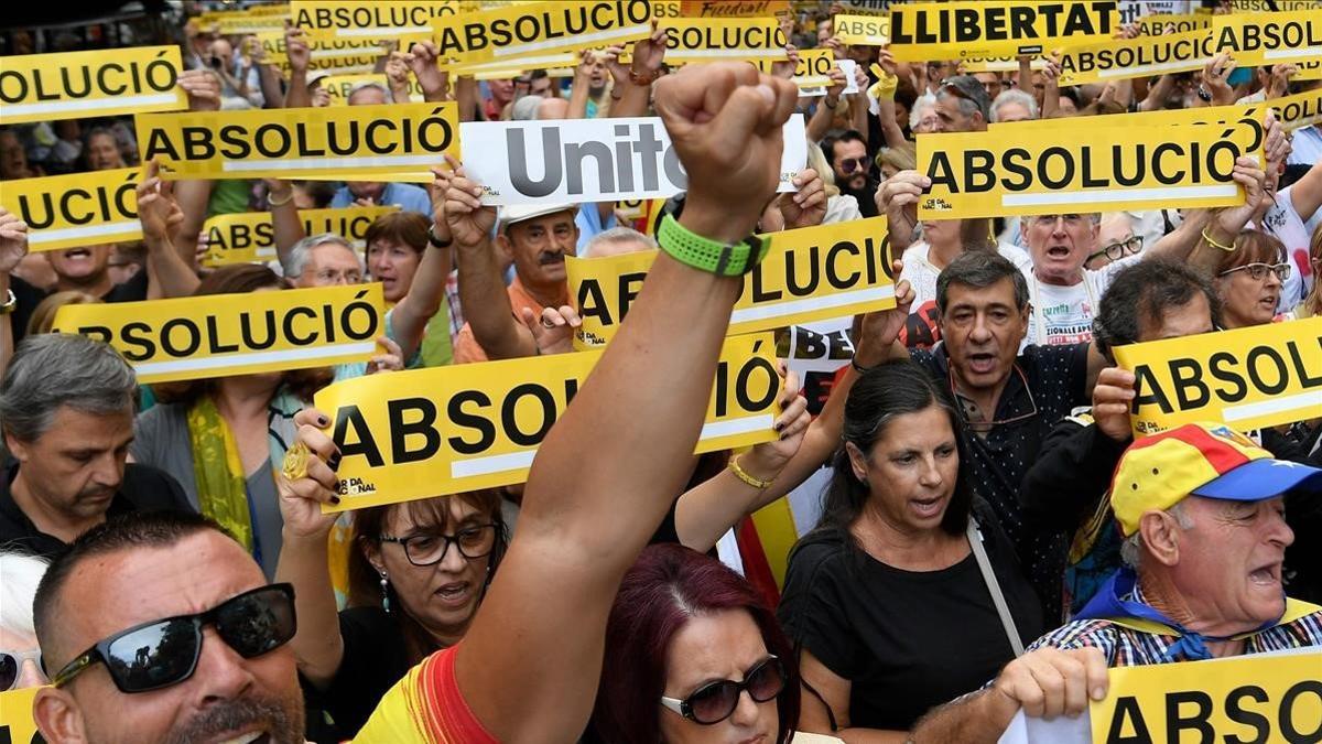 zentauroepp49958482 people hold banners demanding unity and acquittal for jailed190920183821