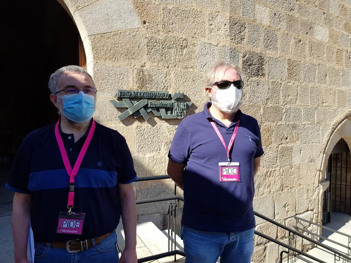 Delegados del Sindicato PIDE ante la Presidencia de la Junta de Extremadura reclamando los derechos de los docentes.