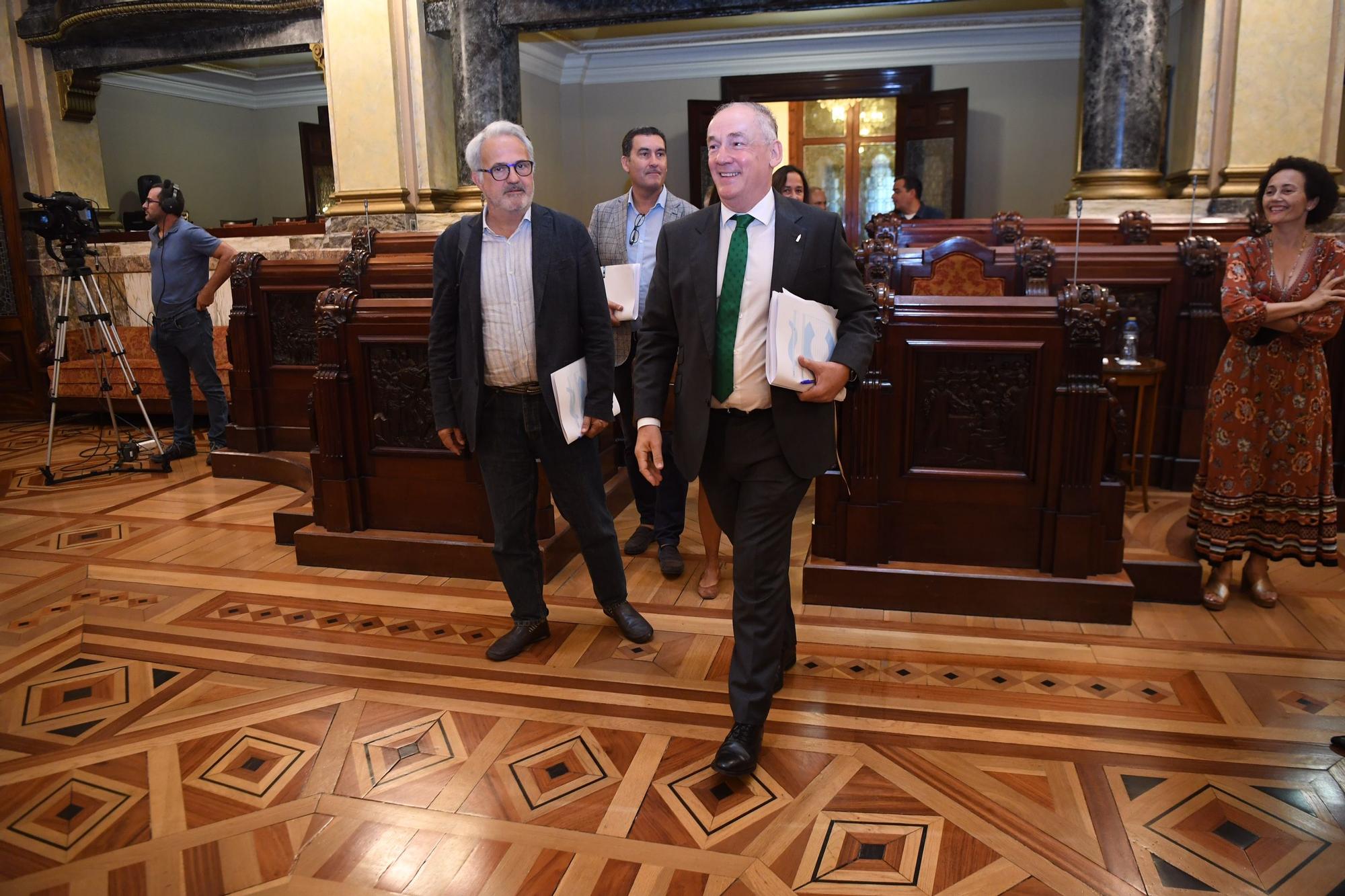 El pleno de A Coruña da la bienvenida a Miguel Lorenzo y despide a Claudia Delso