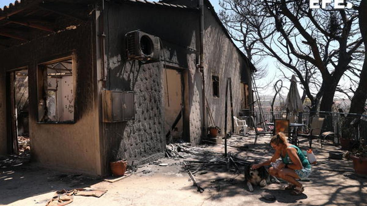 Dan por controlado el gran incendio que quemó 10.000 hectáreas en las afueras de Atenas