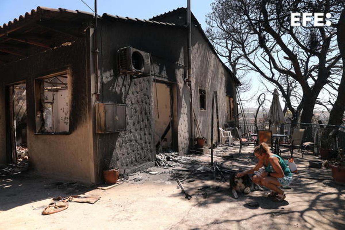 Dan por controlado el gran incendio que quemó 10.000 hectáreas en las afueras de Atenas