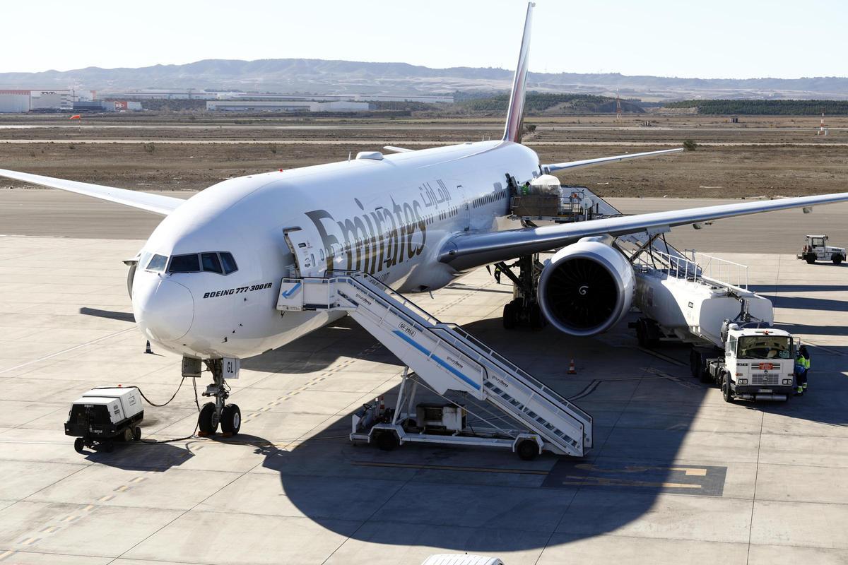 Un avión de mercancías de Fly Emirates Cargo realizando operaciones de carga en el aeropuerto de Zaragoza.