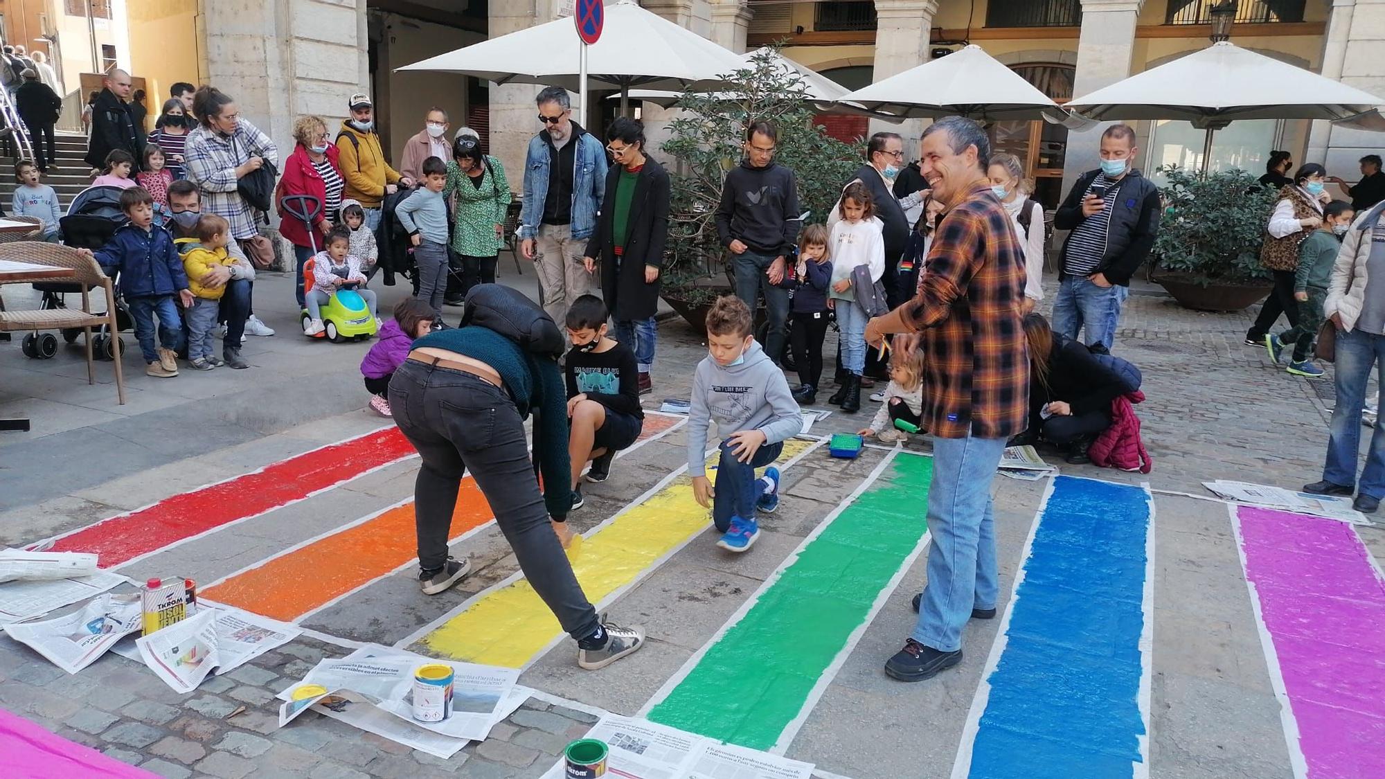 Les entitats LGTBI de Girona repinten el pas de vianants de la plaça Independència