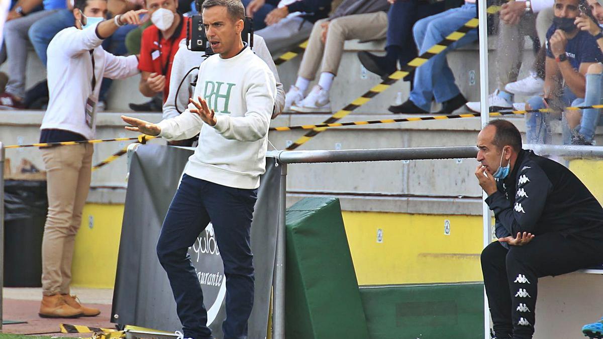 Borja Jiménez da instrucciones a sus jugadores ayer en el campo de Unionistas. |  // LOF