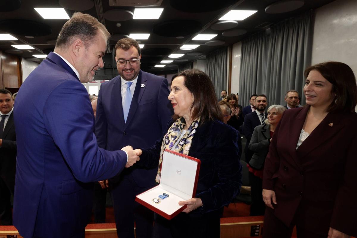 EN IMÁGENES: Margarita Robles recibe la Medalla de Oro de la Cámara de Comercio de Oviedo EN IMÁGENES: Margarita Robles recibe la Medalla de Oro de la Cámara de Comercio de Oviedo