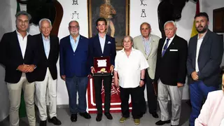 Javier Zulueta recoge la Oreja de Oro del Club Calerito