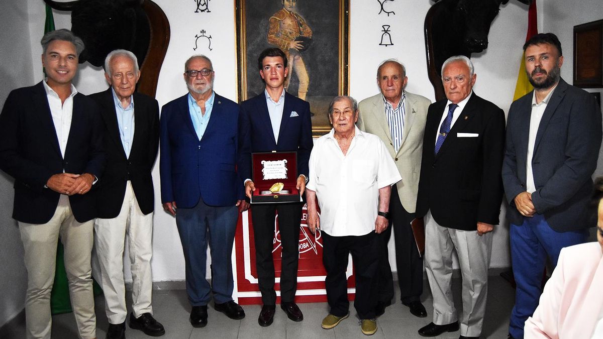 Javier Zulueta, en el centro, con la Oreja de Oro del Club Calerito.