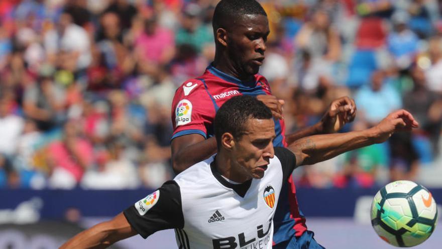 Lerma, luchando por un balón con Rodrigo en el Levante-Valencia