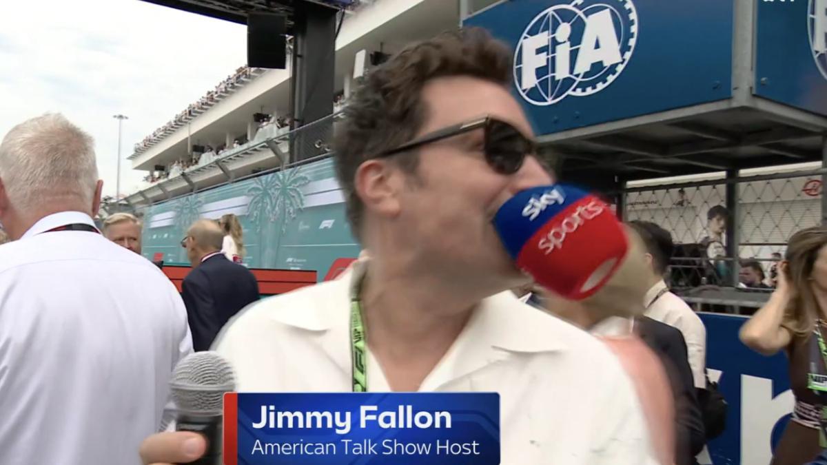 Jimmy Fallon, con el micrófono de Sky Sports en Miami, mientras Martin Brundel trataba de entrevistarle