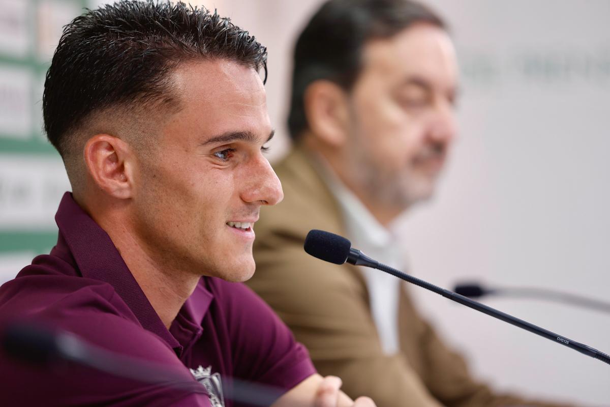 La presentación del jugador del Córdoba CF Diego Bri, en imágenes
