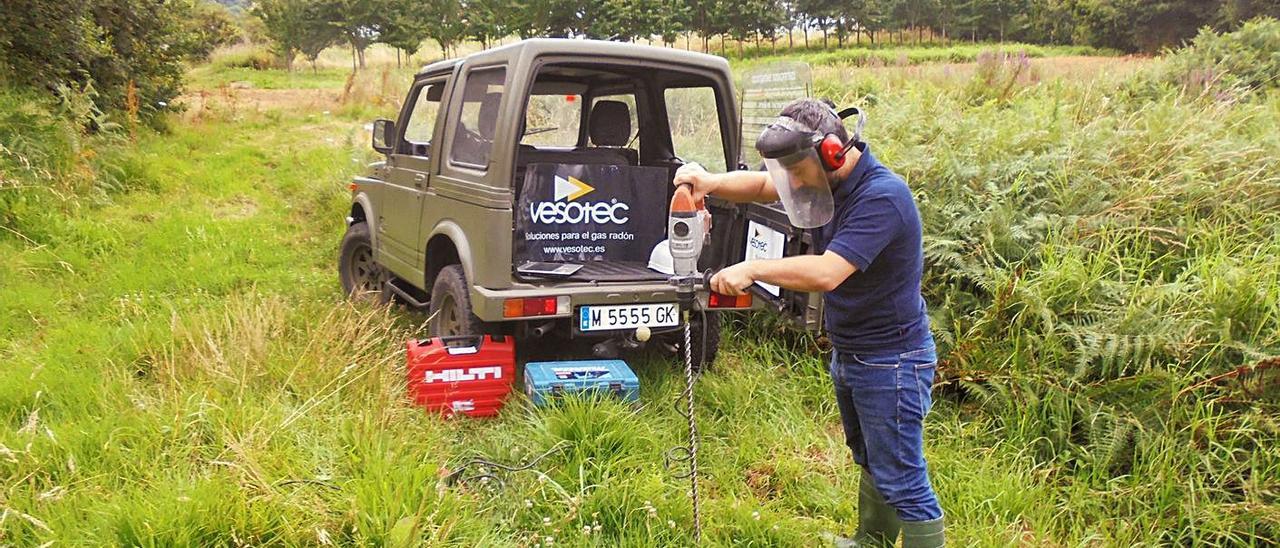 Perforación para medir el gas radón en una finca de Meaño.