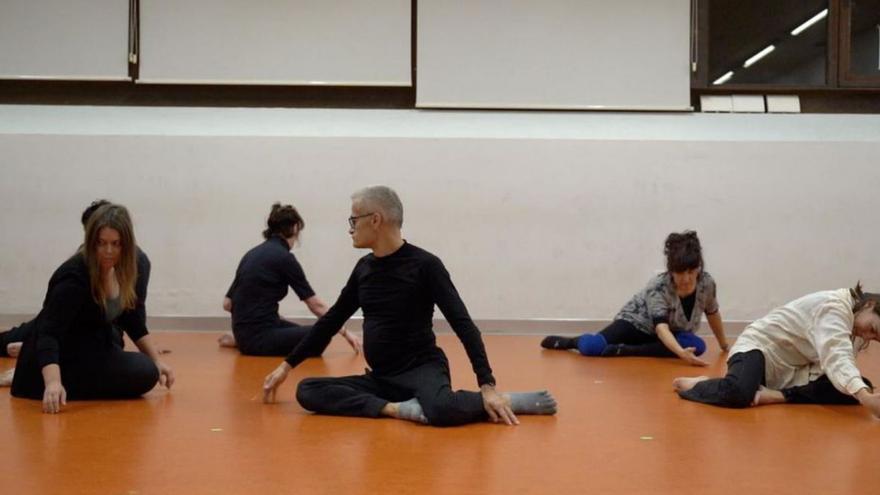 Participantes en el aula de danza del campus.