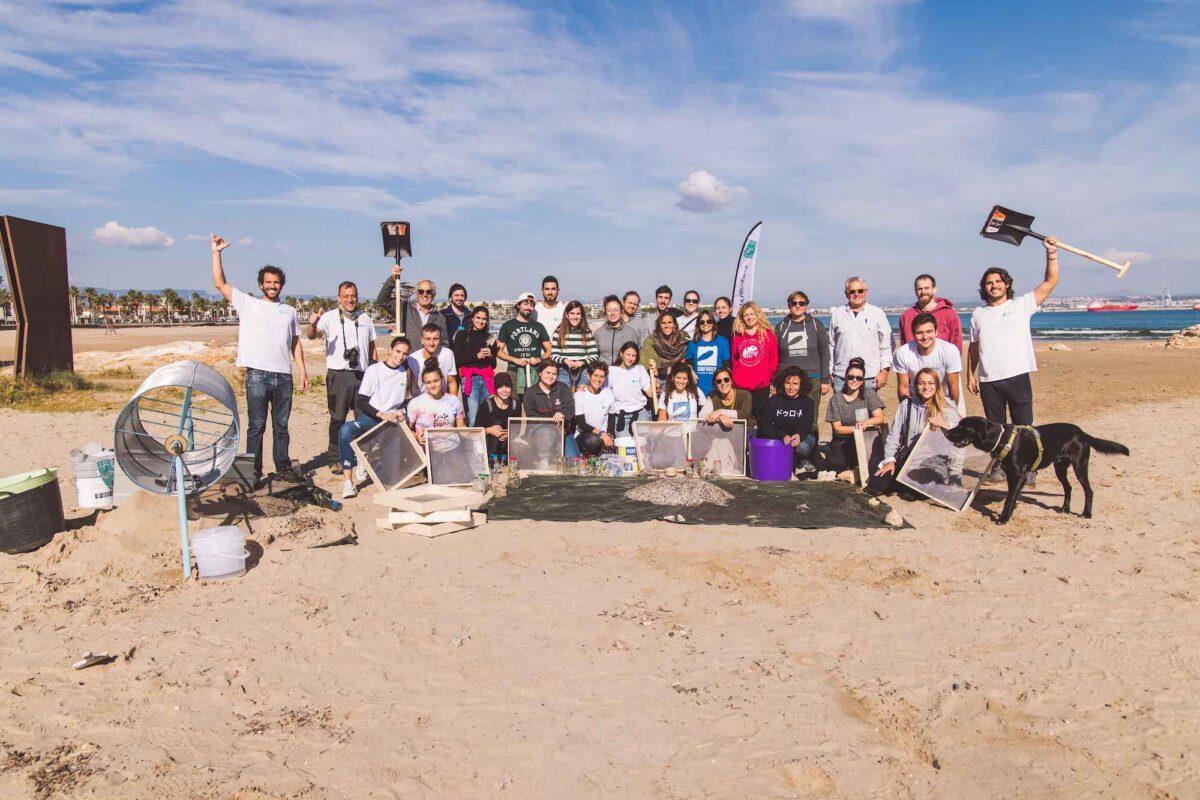 Recogen 800.000 pellets de plástico en dos horas en la playa de La Pineda (Alicante)