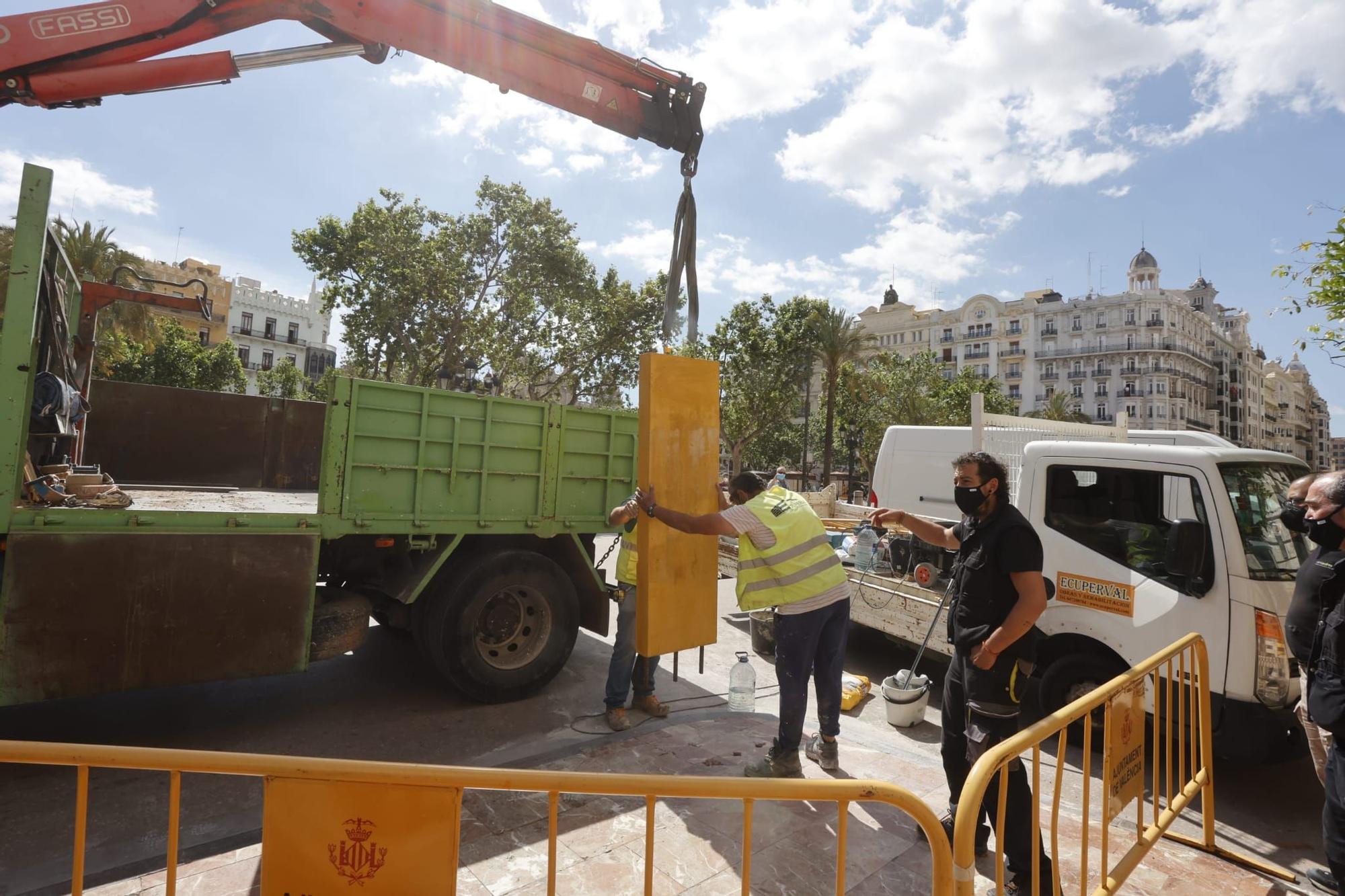 Al monolito ya luce en la plaza del Ayuntamiento