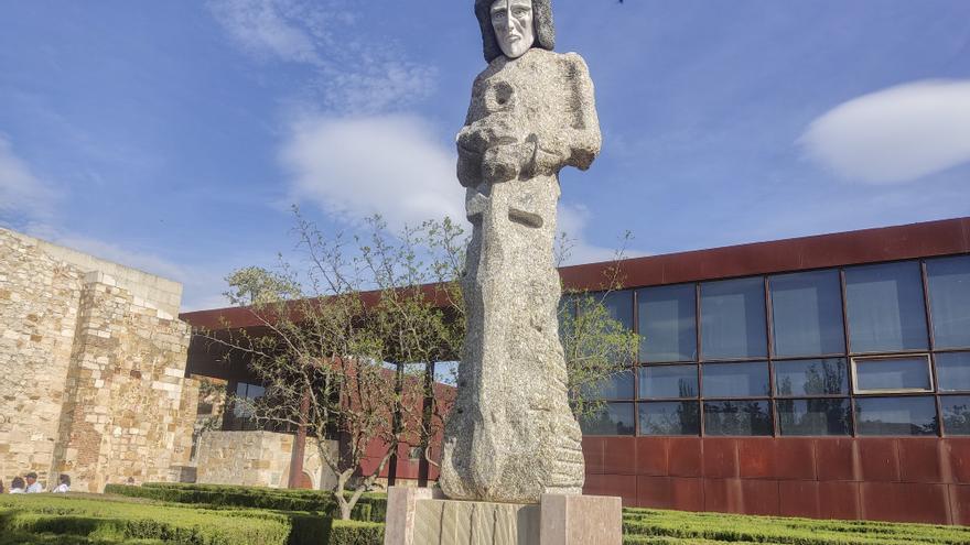 Una polémica escultura del primer rey de Portugal se instala en Zamora