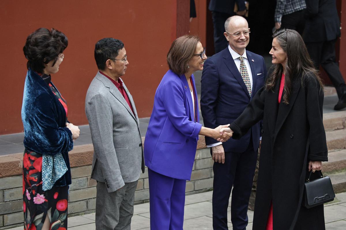 La reina Letizia rinde homenaje a Antonio Machado en el parque de una poeta en Chengdú