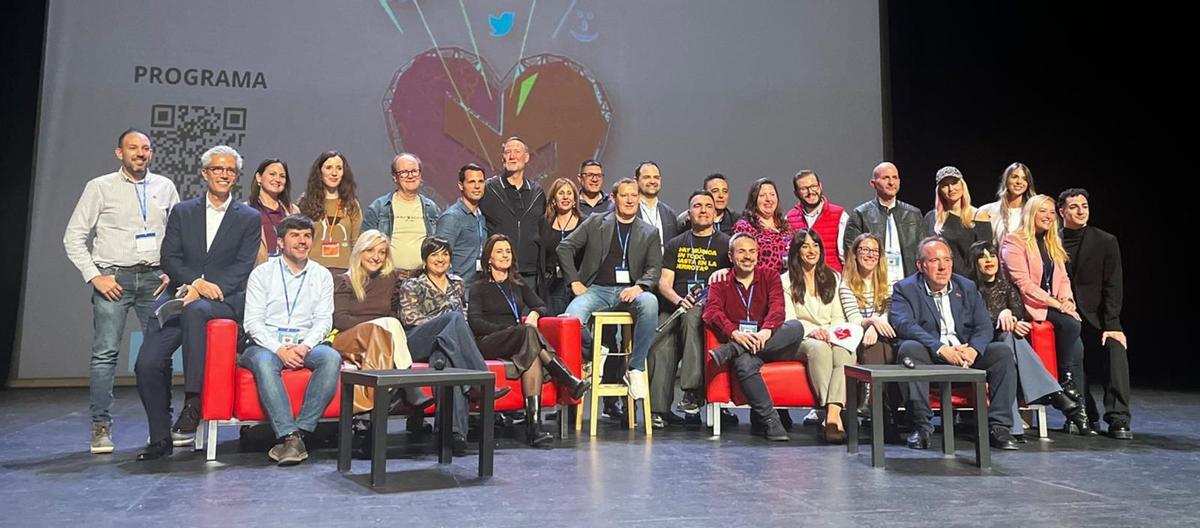 Imagen de familia tras la finalización de la décima edición de las Jornadas Innovaedum, el pasado sábado en el Teatro Circo de Murcia. | L.O.