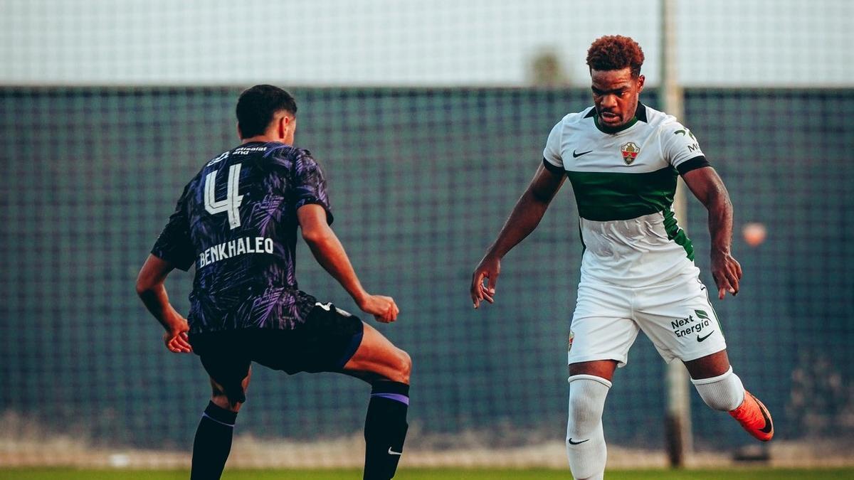 Diang da un pase durante el amistoso contra el Al Ain