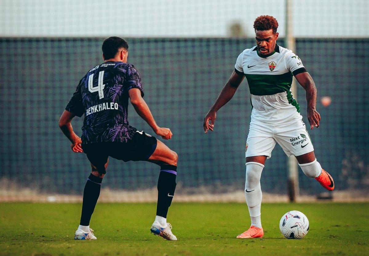 Diang da un pase durante el amistoso contra el Al Ain