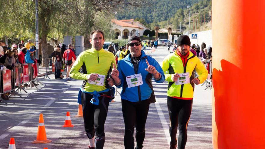 Tres valientes cruzando la línea de meta.