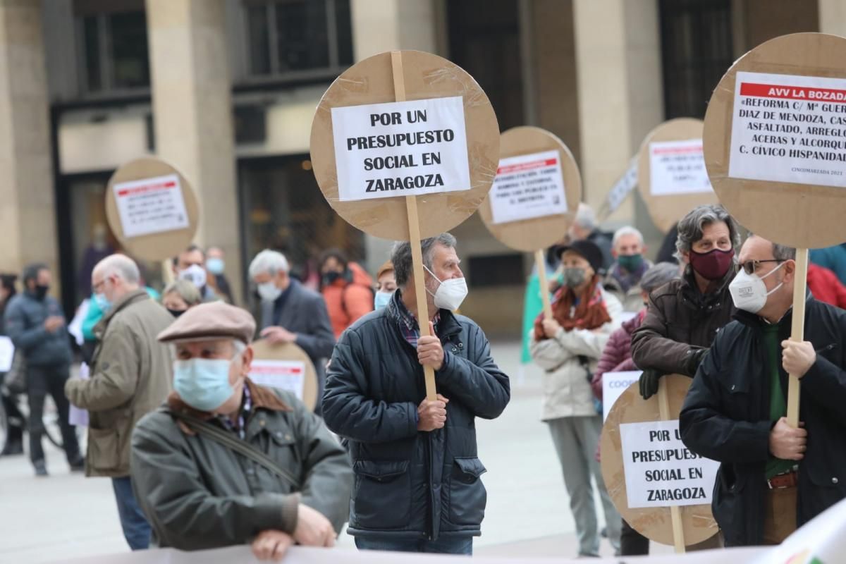 Protesta de los agentes sociales y vecinales para denunciar los recortes en Cooperación, Juventud o participación vecinal