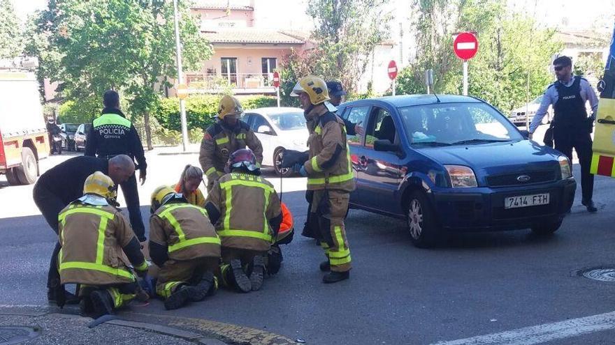 Una motorista ferida en xocar amb un cotxe a Girona