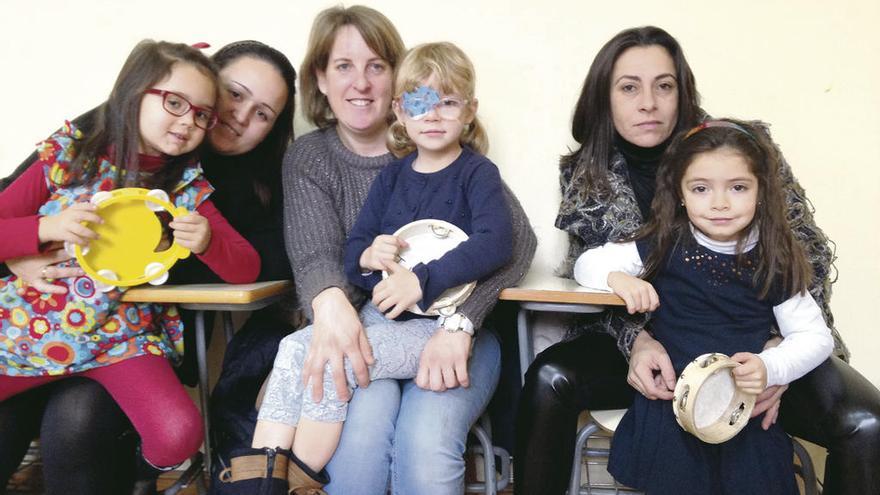 Tres madres junto a sus hijas en el taller de villancicos.