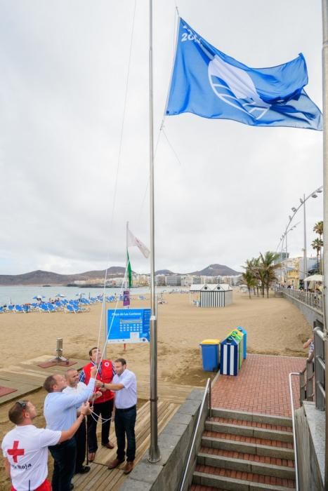 La Bandera Azul ondea ya en la playa de Las Canteras