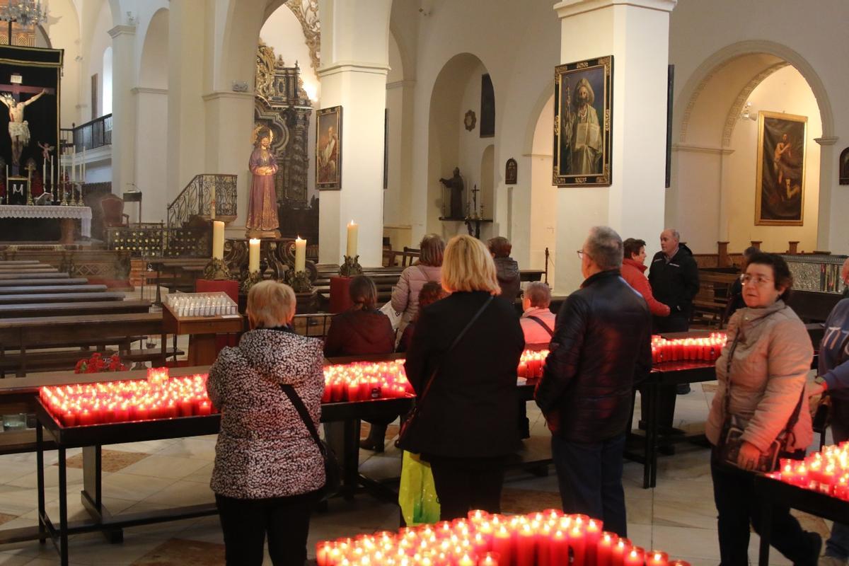 Fieles de Montilla se acercan al Cristo de Medinaceli.