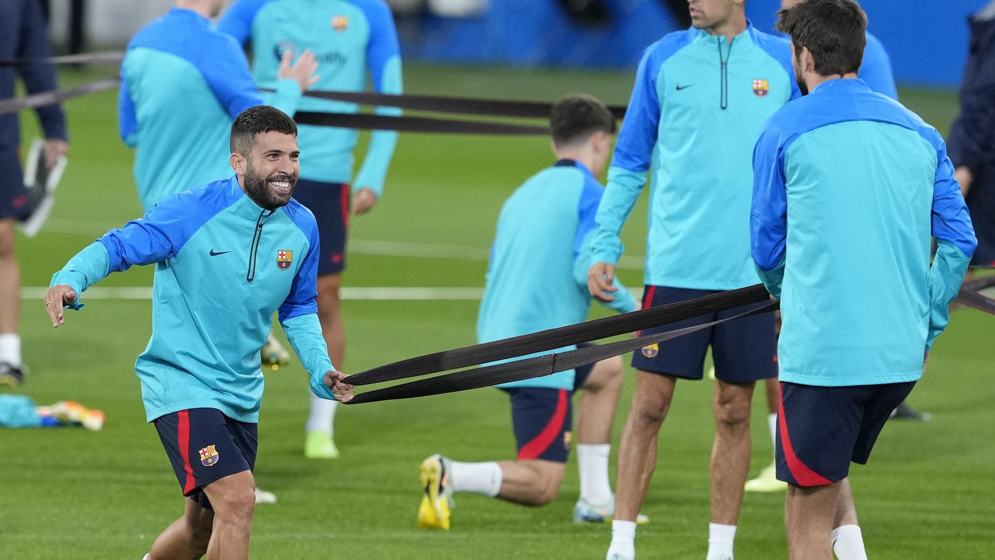 BARCELONA, 31/08/2022.- Los defensas del FC Barcelona Jordi Alba (i) y Gerard Piqué (d) durante el entrenamiento de este miércoles en Barcelona, al que asisten unos 1.500 socios jóvenes. EFE/ Alejandro García