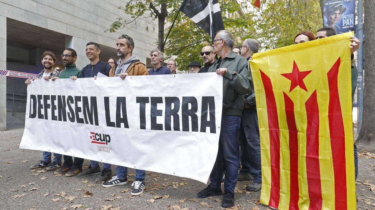 Les imatges de la concentració de suport pel judici a dos investigats per cremar una bandera espanyola durant un concert a barraques de Girona 2024