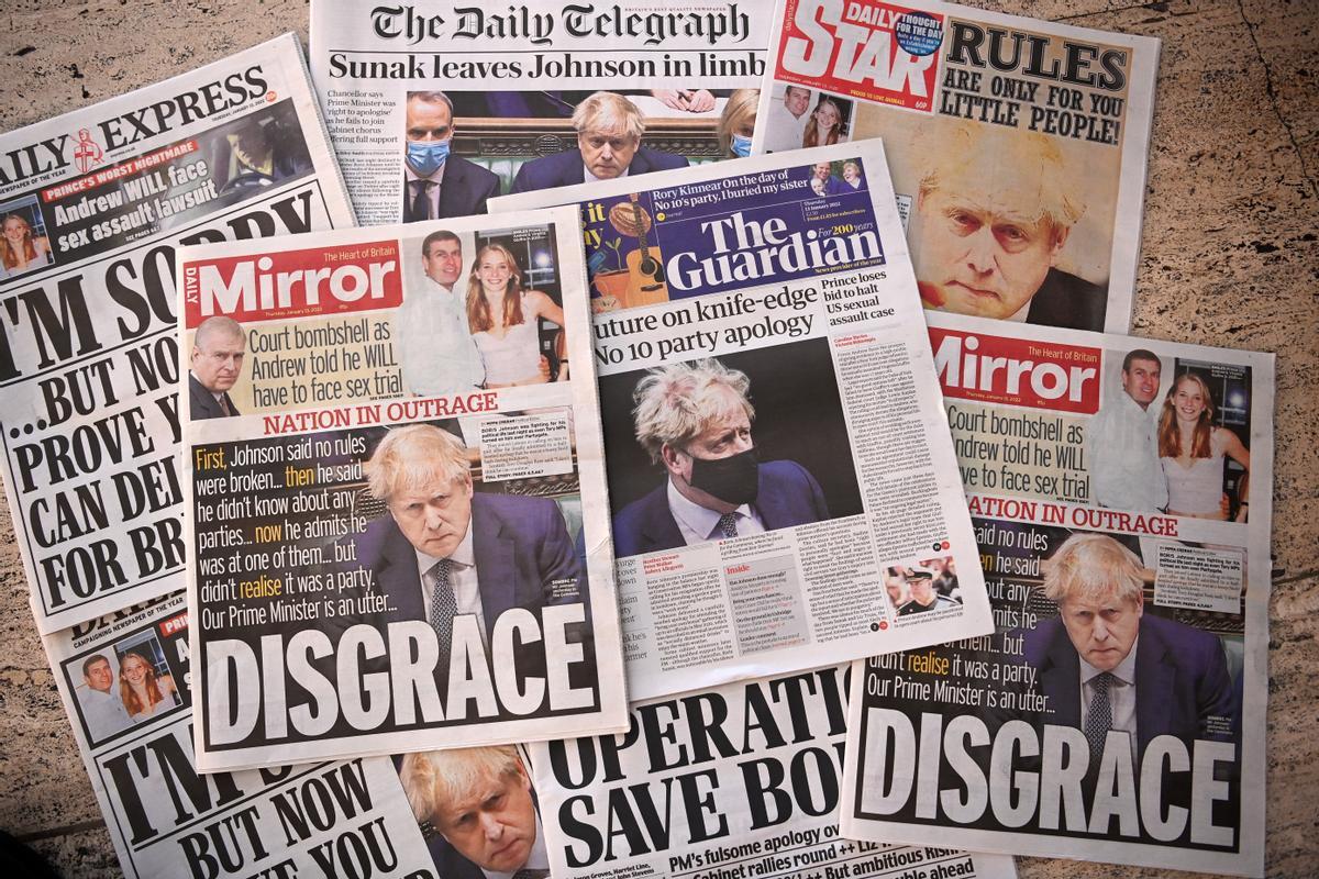 Portadas de los principales periódicos británicos el 13 de enero de 2022, el día después de que Boris Johnson reconociera que acudió a una &quot;reunión&quot; durante la pandemia.