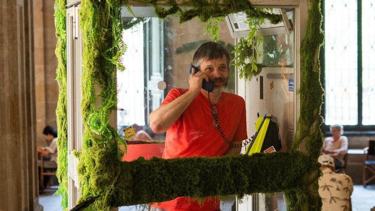 Gallega en una cabina telefónica que habla y muestra su estado de ánimo